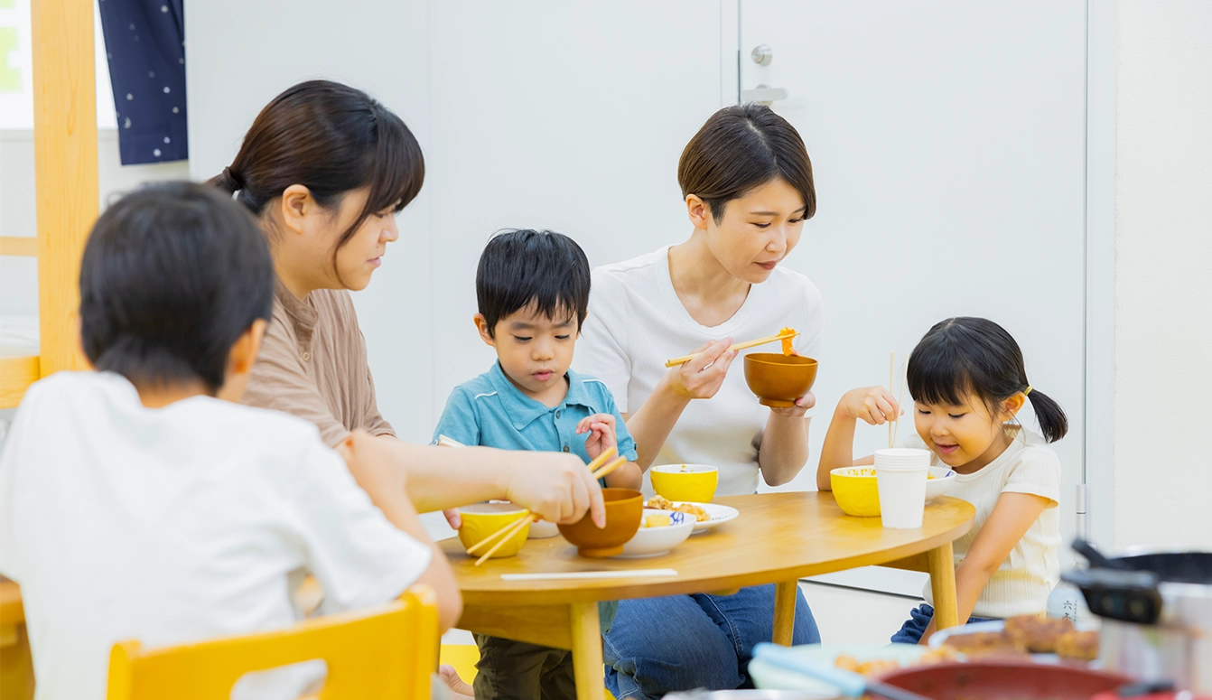 楽しく食事をする親子