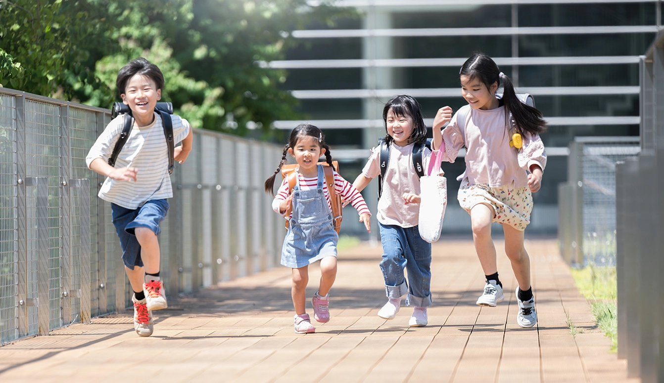 元気に走る小学生たち
