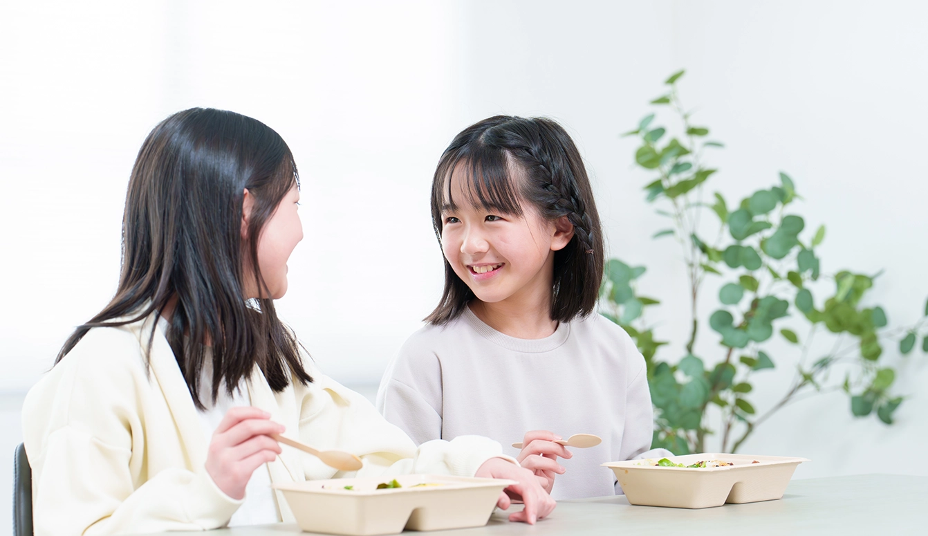 友達と食事を楽しむ子ども